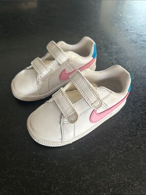 Nike Kids White Sneakers with Pink Swoosh and Blue Heel Tab